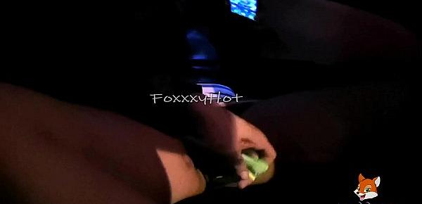  Calentando a conductores de taxi y uber, tocando mi conchita humeda y bonus de video mostrando mi culo en el auto